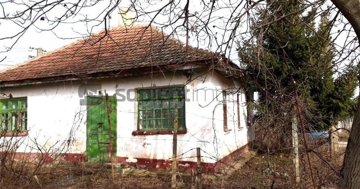 Casa bătrânească 110 mp cu anexe si teren generos de 2.263 mp