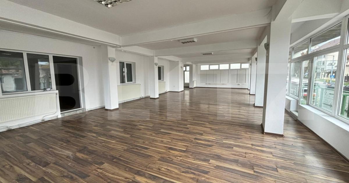 Spatiu comercial de vanzare, 5 incaperi, 220 mp, zona centrala