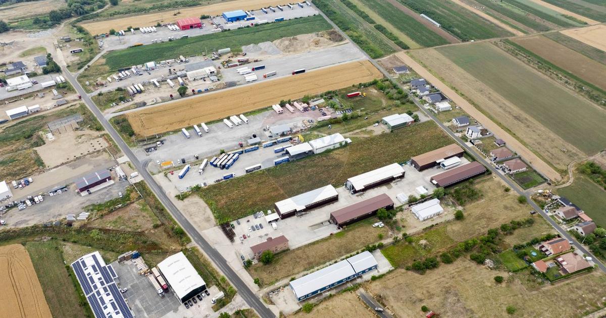 Proprietate industrială 5 hale, teren 21,105 mp, Santion,